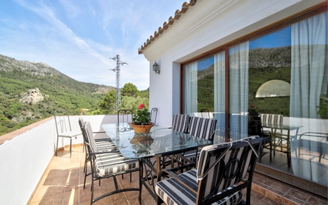 Terraza junto a la sala de estar y cocina 